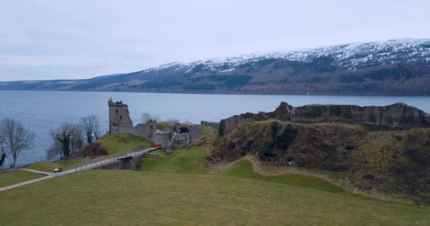 Skoçya Daki Loch Ness Teki Urquhart Kalesi Nin Hava Manzarası — Stok video