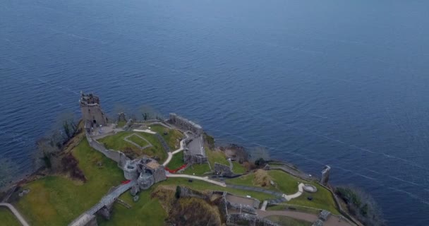 Skoçya Daki Loch Ness Teki Urquhart Kalesi Nin Hava Manzarası — Stok video