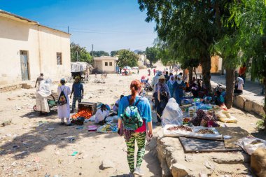 Keren, Eritre - 03 Kasım 2019: Mutfak eşyaları, Meyveler ve Sebzelerle Yerel Marketteki İnsanlar