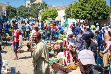 Keren, Eritre - 03 Kasım 2019: Mutfak eşyaları, Meyveler ve Sebzelerle Yerel Marketteki İnsanlar