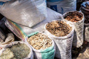 Keren, Eritre - 03 Kasım 2019: Keren 'deki Yerel Gıda Pazarı' nda Tohum ve Tahıl