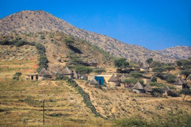 Tipik Keren Evleri ile Küçük Yerel Köy, Eritre