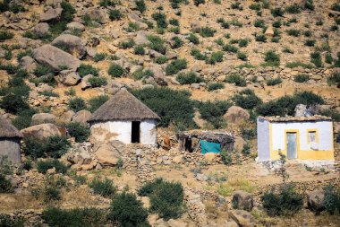 Tipik Keren Evleri ile Küçük Yerel Köy, Eritre