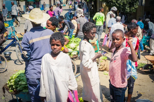 Keren Eritreia Novembro 2019 Pessoas Mercado Local Com Utensílios Cozinha — Fotografia de Stock