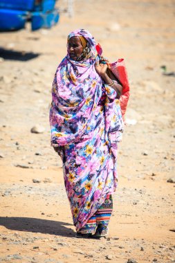Massawa, Eritre - Kasım 04, 2019: Renkli Fularlı Yaşlı Kadın Massawa yolunda