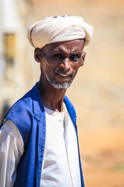 Massawa, Eritre - Kasım 04, 2019: Sokaktaki Geleneksel Giysiler Giyen Yaşlı Adam