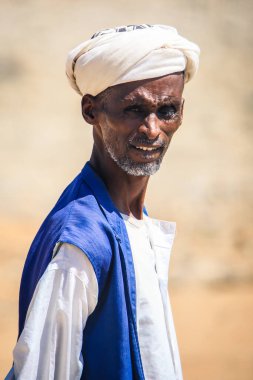 Massawa, Eritre - Kasım 04, 2019: Sokaktaki Geleneksel Giysiler Giyen Yaşlı Adam