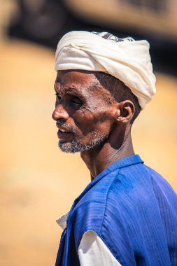 Massawa, Eritre - Kasım 04, 2019: Sokaktaki Geleneksel Giysiler Giyen Yaşlı Adam