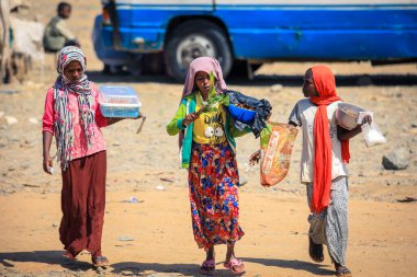 Eritre, Massawa - Kasım 04, 2019: Renkli Fularlı Yong Yerel Kızı