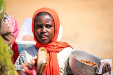 Eritre, Massawa - Kasım 04, 2019: Renkli Fularlı Yong Yerel Kızı