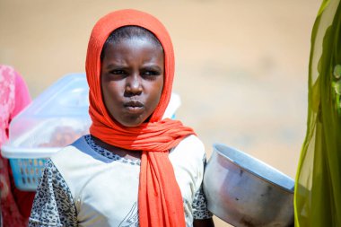 Eritre, Massawa - Kasım 04, 2019: Renkli Fularlı Yong Yerel Kızı