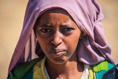 Eritre, Massawa - Kasım 04, 2019: Renkli Fularlı Yong Yerel Kızı