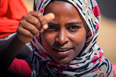 Eritre, Massawa - Kasım 04, 2019: Renkli Fularlı Yong Yerel Kızı