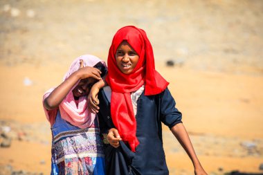 Eritre, Massawa - Kasım 04, 2019: Renkli Eşarplı Yong Yerel Kızları