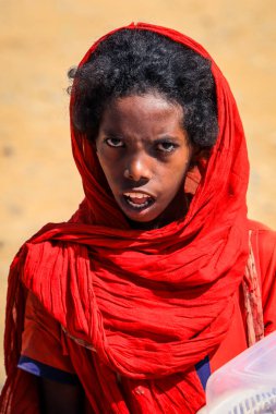 Eritre, Massawa - Kasım 04, 2019: Renkli Fularlı Yong Yerel Kızı
