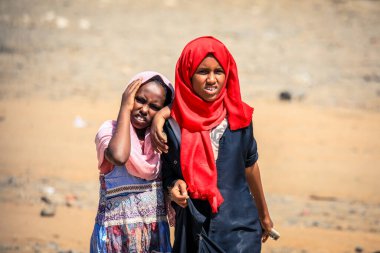 Eritre, Massawa - Kasım 04, 2019: Renkli Eşarplı Yong Yerel Kızları