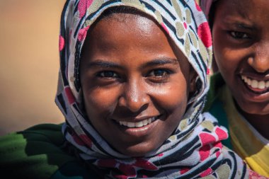 Eritre, Massawa - Kasım 04, 2019: Renkli Fularlı Yong Yerel Kızı