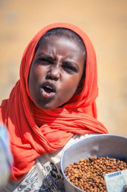 Eritre, Massawa - Kasım 04, 2019: Renkli Fularlı Yong Yerel Kızı