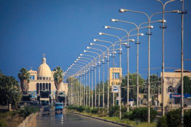 Uzaktaki Eritre Sahil Kenti Massawa 'ya giden Köprü Yolu' na bakın.