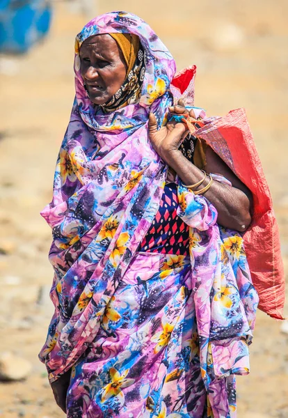 Massawa, Eritre - Kasım 04, 2019: Renkli Fularlı Yaşlı Kadın Massawa yolunda