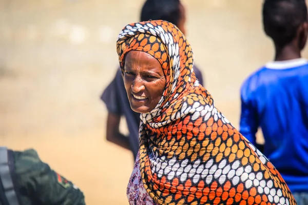 Massawa Eritreia Novembro 2019 Mulher Local Velha Cachecol Colorido Estrada — Fotografia de Stock