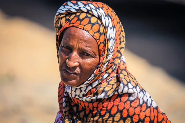 Massawa, Eritre - Kasım 04, 2019: Renkli Fularlı Yaşlı Kadın Massawa yolunda