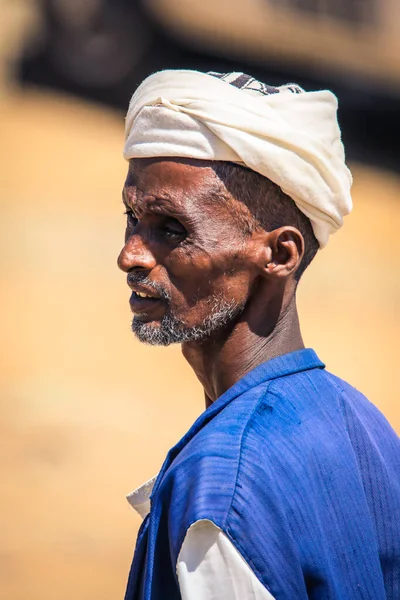 Massawa, Eritre - Kasım 04, 2019: Sokaktaki Geleneksel Giysiler Giyen Yaşlı Adam