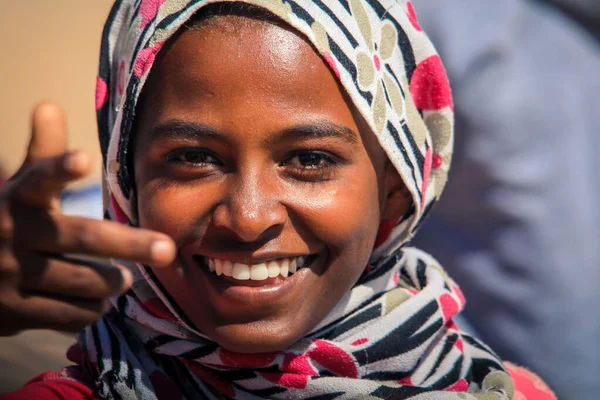 Eritre, Massawa - Kasım 04, 2019: Renkli Fularlı Yong Yerel Kızı