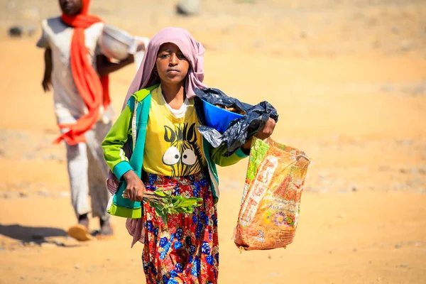 Eritre, Massawa - Kasım 04, 2019: Renkli Fularlı Yong Yerel Kızı