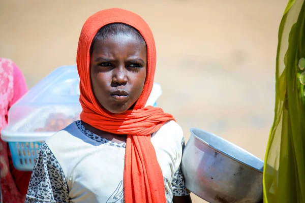 Eritre, Massawa - Kasım 04, 2019: Renkli Fularlı Yong Yerel Kızı