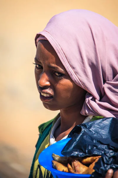 Eritre, Massawa - Kasım 04, 2019: Renkli Fularlı Yong Yerel Kızı