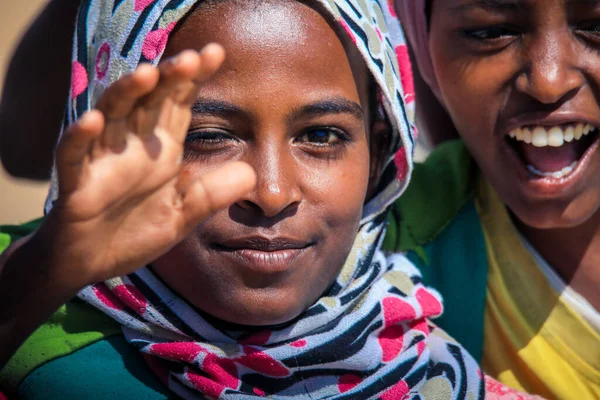 Eritre, Massawa - Kasım 04, 2019: Renkli Fularlı Yong Yerel Kızı