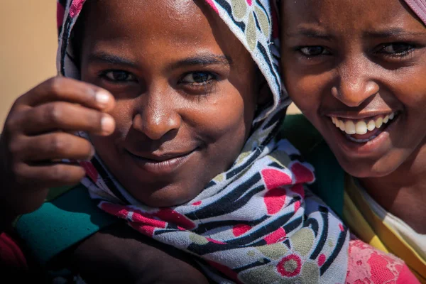 Eritre, Massawa - Kasım 04, 2019: Renkli Fularlı Yong Yerel Kızı