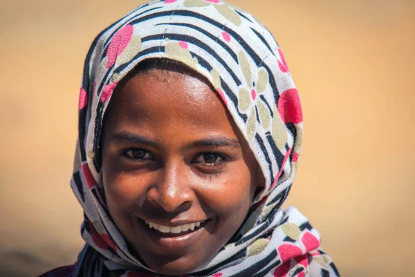 Eritre, Massawa - Kasım 04, 2019: Renkli Fularlı Yong Yerel Kızı