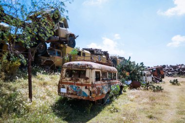 Asmara, Eritre 'deki Tank Mezarlığı' nda Paslı ve Ezilmiş Otobüsler