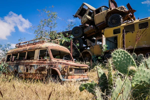 Autocarros Enferrujados Esmagados Cemitério Tanque Asmara Eritreia — Fotografia de Stock