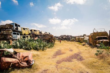 Asmara, Eritre 'deki Tank Mezarlığında Terk Edilmiş Ordu Tankları
