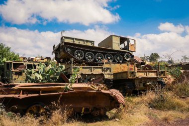 Asmara, Eritre 'deki Tank Mezarlığında Terk Edilmiş Ordu Tankları