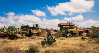 Asmara, Eritre 'deki Tank Mezarlığında Terk Edilmiş Ordu Tankları