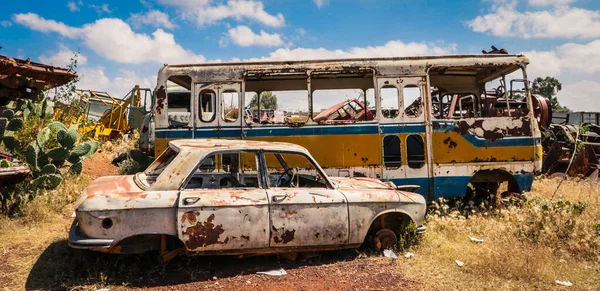 Carros Esmagados Com Cactos Verdes Cemitério Tanque Asmara Eritreia — Fotografia de Stock