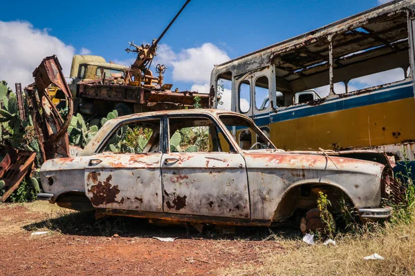 Carros Esmagados Com Cactos Verdes Cemitério Tanque Asmara Eritreia — Fotografia de Stock