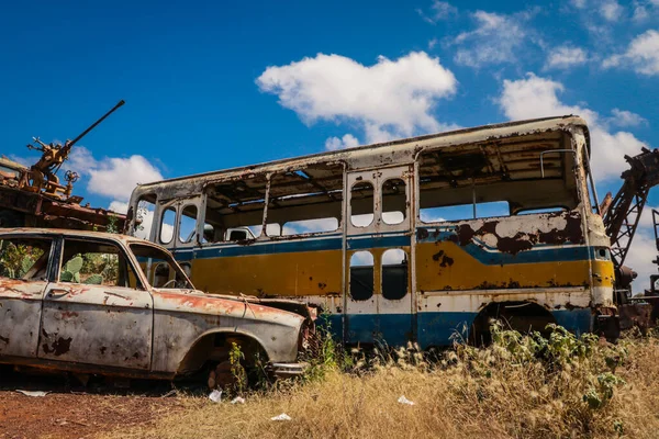 Carros Esmagados Com Cactos Verdes Cemitério Tanque Asmara Eritreia — Fotografia de Stock