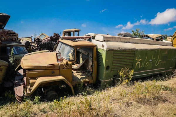 Asmara, Eritre 'deki Tank Mezarlığında Terk Edilmiş Ordu Tankları