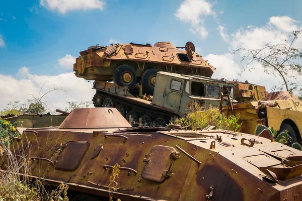 Asmara, Eritre 'deki Tank Mezarlığı' nda Kaktüsler tarafından çevrelenmiş Yok Edilmiş Savaş Makineleri ve Tanklar