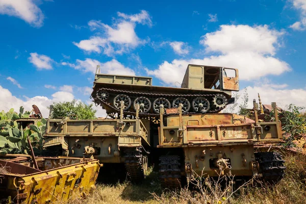 Asmara, Eritre 'deki Tank Mezarlığı' nda Kaktüsler tarafından çevrelenmiş Yok Edilmiş Savaş Makineleri ve Tanklar