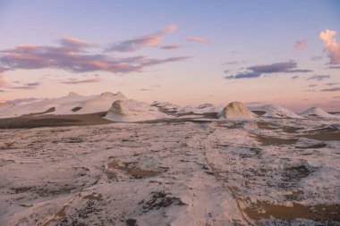 Beyaz Çöl Koruma Alanının Kum oluşumlarına Akşam Görüşü, Farafra Vaha 'sındaki Ulusal Park, Mısır