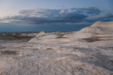 Beyaz Çöl Koruma Alanının Kum oluşumlarına Akşam Görüşü, Farafra Vaha 'sındaki Ulusal Park, Mısır