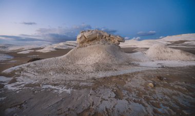 Beyaz Çöl Koruma Alanının Kum oluşumlarına Akşam Görüşü, Farafra Vaha 'sındaki Ulusal Park, Mısır