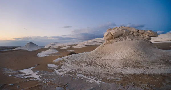 Beyaz Çöl Koruma Alanının Kum oluşumlarına Akşam Görüşü, Farafra Vaha 'sındaki Ulusal Park, Mısır