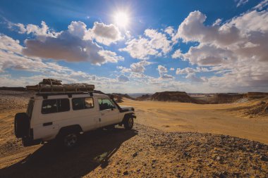 Beyaz Çöl Koruma Alanındaki Güzel Kum Formasyonları Arasındaki Macera 4x4 Arabası, Mısır 'ın Farafra Oasis kentindeki Ulusal Park' tır.